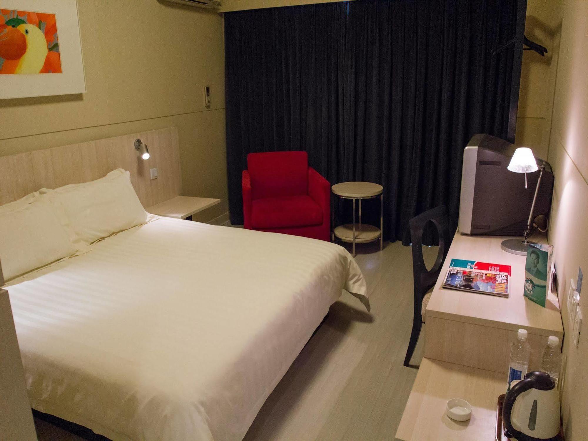 Hotel Express Pudong Airport By Ihg 3*