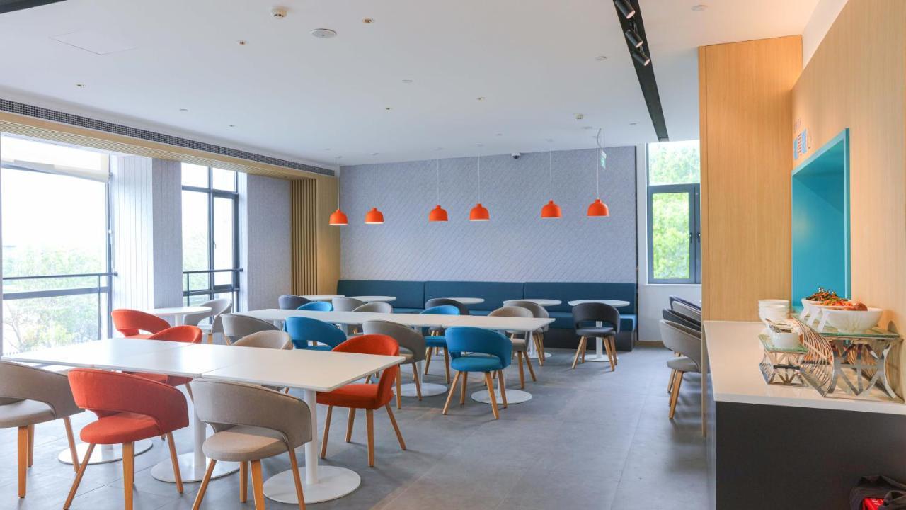 Express Pudong Airport By Ihg Hotel 3*